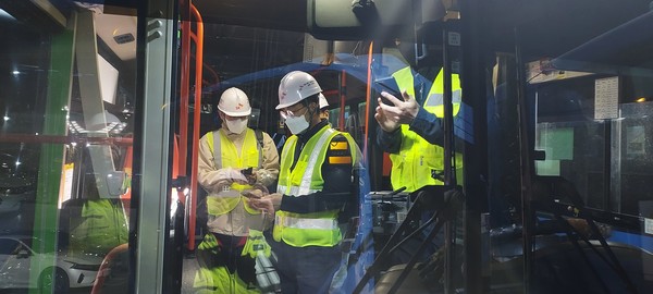 SKT 구성원들이 버스 와이파이 중계기를 구축하는 현장.(사진=SK텔레콤)
